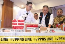 BPOM Bongkar Praktik Ilegal Stemcell Dokter Hewan Nilainya Capai Rp 230 Milyar FOTO: Kepala BPOM RI, Prof. Dr. Taruna Ikrar, M.Biomed., Ph.D., saat memperlihatkan barang bukti yang berhasil disita terdiri dari tabung eppendorf berisi sekretom siap suntik, 23 botol cairan sekretom masing-masing berkapasitas 5 liter, peralatan suntik, termos pendingin berlabel nama pasien, serta produk krim yang ditambahkan sekretom untuk pengobatan luka.