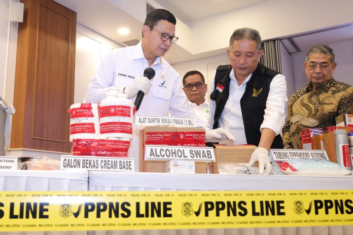 IMG-20250827-WA0224 FOTO: Kepala BPOM RI, Prof. Dr. Taruna Ikrar, M.Biomed., Ph.D., saat memperlihatkan barang bukti yang berhasil disita terdiri dari tabung eppendorf berisi sekretom siap suntik, 23 botol cairan sekretom masing-masing berkapasitas 5 liter, peralatan suntik, termos pendingin berlabel nama pasien, serta produk krim yang ditambahkan sekretom untuk pengobatan luka.