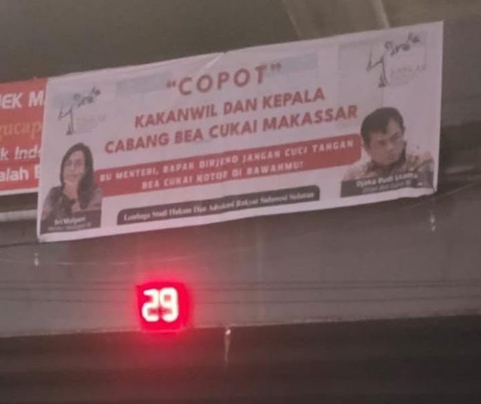 IMG-20250827-WA0232 FOTO: Sebuah spanduk raksasa terpampang mencolok di Flyover Urip Sumoharjo, Makassar, dengan pesan keras: “Copot Kakanwil dan Kepala Cabang Bea Cukai Makassar. Bu Menteri, Bapak Dirjen jangan cuci tangan, Bea Cukai kotor di bawahmu!”.