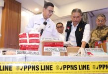 BPOM RI Bongkar Praktik Ilegal Stemcell Dokter Hewan Capai Rp 230 Milyar FOTO: Kepala BPOM RI, Prof. Dr. Taruna Ikrar, M.Biomed., Ph.D., saat memperlihatkan barang bukti yang berhasil disita terdiri dari tabung eppendorf berisi sekretom siap suntik, 23 botol cairan sekretom masing-masing berkapasitas 5 liter, peralatan suntik, termos pendingin berlabel nama pasien, serta produk krim yang ditambahkan sekretom untuk pengobatan luka. Selasa (27/8/205)