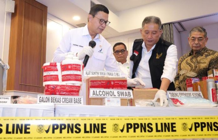 IMG-20250827-WA0242 FOTO: Kepala BPOM RI, Prof. Dr. Taruna Ikrar, M.Biomed., Ph.D., saat memperlihatkan barang bukti yang berhasil disita terdiri dari tabung eppendorf berisi sekretom siap suntik, 23 botol cairan sekretom masing-masing berkapasitas 5 liter, peralatan suntik, termos pendingin berlabel nama pasien, serta produk krim yang ditambahkan sekretom untuk pengobatan luka. Selasa (27/8/205)