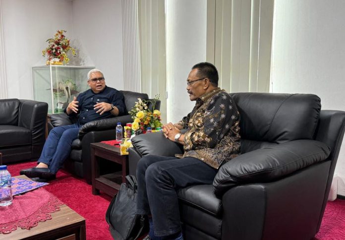 IMG-20250827-WA0270 FOTO: Kanan Prof Sukardi Weda saat diterima Rektor UNM Prof Karta Jayadi di ruang kerjanya, Untuk menerima Surat Rekomendasi maju sebagai calon Rektor Unhas. Rabu, (27/8/2025).