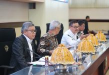 Komisi II DPR Temui Pimpinan BUMD dan BLUD di Sulsel FOTO: Jufri Rahman, Sekertaris Daerah Pemprov Sulsel saat bersama Pimpinan dan Anggota Komisi II DPR RI
