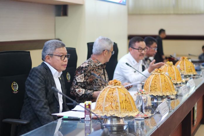 IMG-20250827-WA0324 FOTO: Jufri Rahman, Sekertaris Daerah Pemprov Sulsel saat bersama Pimpinan dan Anggota Komisi II DPR RI