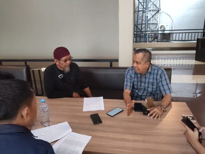 FOTO: Tim kuasa hukum Annar Salahuddin Sampetoding (ASS) Dr. H. Sulthani, S.H., M.H., dan Andi Jamal Kamaruddin, S.H., Saat menggelar konferensi, Kamis (28/8/2025) 