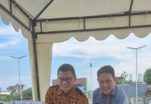 Taruna Ikrar Kepala BPOM RI Tanam Pohon dan Kunjungi Instalasi Farmasi Rumah Sakit Hermina Makassar ; Oase Kesehatan untuk Negeri Gambar : Kepala Badan Pengawas Obat dan Makanan (BPOM) RI, Prof. Dr. Taruna Ikrar, M.Biomed., Ph.D., saat melakukan kunjungan kerja ke Rumah Sakit Hermina Makassar dan melakukan penanaman pohon di taman halaman RS Hermina Makassar (28/08/2025)