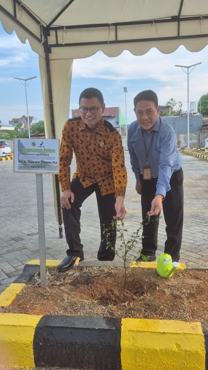 IMG-20250828-WA0067 Gambar : Kepala Badan Pengawas Obat dan Makanan (BPOM) RI, Prof. Dr. Taruna Ikrar, M.Biomed., Ph.D., saat melakukan kunjungan kerja ke Rumah Sakit Hermina Makassar dan melakukan penanaman pohon di taman halaman RS Hermina Makassar (28/08/2025)