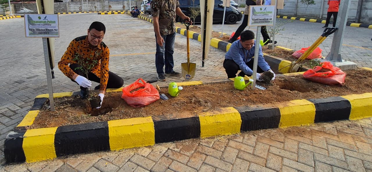 Gambar : Kepala Badan Pengawas Obat dan Makanan (BPOM) RI, Prof. Dr. Taruna Ikrar, M.Biomed., Ph.D., saat lagi melakukan penanaman pohon di Taman RS Hermina Makassar