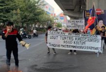 Kasus RSUD Koltim: GAM Tantang KPK Bongkar Mastermind di Kemenkes FOTO: Gerakan Aktivis Mahasiswa (GAM) menggelar aksi unjuk rasa di Pertigaan Hertasning Pettarani, Makassar. Kamis (28/8)