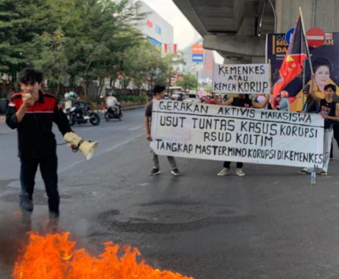 IMG-20250828-WA0230 FOTO: Gerakan Aktivis Mahasiswa (GAM) menggelar aksi unjuk rasa di Pertigaan Hertasning Pettarani, Makassar. Kamis (28/8)
