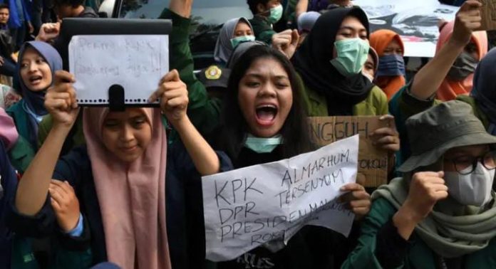 IMG-20250828-WA0294 FOTO: Mereka para Generasi Z yang saat ini sebagai mahasiswa saat turun ke jalan melakukan gerakan aksi moral. (Properti Antara)