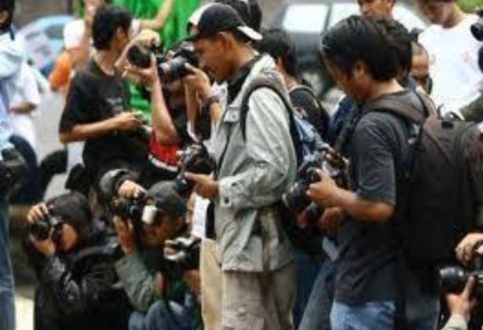 FOTO: Wartawan saat melakukan peliputan berita (Properti via Google)