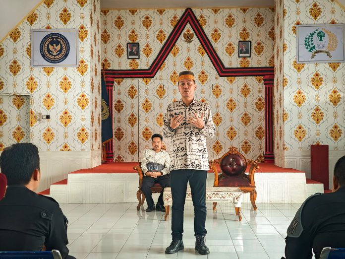 FOTO: Kepala Rumah Tahanan Negara Kelas IIB Barru, Amsar, pada Jumat (29/8/2025) kembali menggelar pertemuan rutin bersama seluruh jajaran pengamanan di Aula Saharjo.