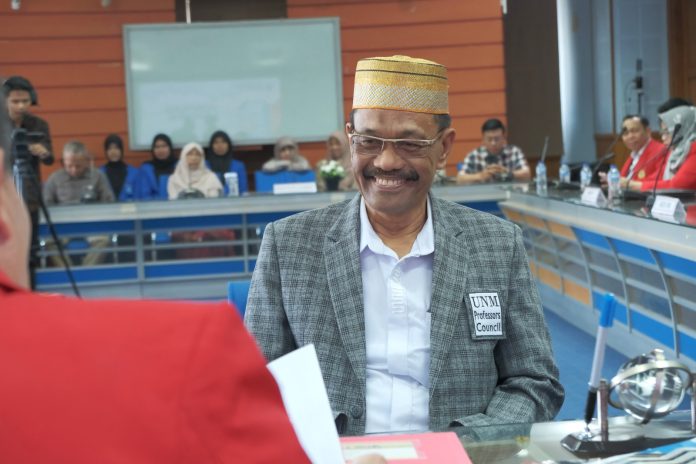 IMG-20250829-WA0315 Prof. Dr. Sukardi Weda, SS, M.Hum., M.Pd., M.Si., MM., M.Sos.I., MAP., Guru Besar Universitas Negeri Makassar (UNM), resmi mendaftarkan diri sebagai bakal calon kelima dalam proses pemilihan Rektor Unhas. Jumat (29/8)