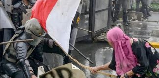 Mengurai Akar Kemarahan Rakyat FOTO: Seorang ibu rumah tangga saat mengikuti aksi unjuk rasa di Jakarta, Kamis (28/8). (Willi Kurniawan/Reuters via Facebook)