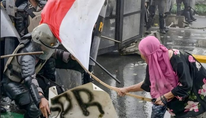 IMG-20250829-WA0336 FOTO: Seorang ibu rumah tangga saat mengikuti aksi unjuk rasa di Jakarta, Kamis (28/8). (Willi Kurniawan/Reuters via Facebook)