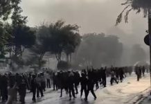 Masyarakat dan Ojol Kepung Gedung Negara Grahadi Surabaya, Berujung Bentrok FOTO: Aksi unjuk rasa di depan Gedung Negara Grahadi, Surabaya, Jawa Timur, Jumat (29/8/2025) berujung bentrok antara aparat kepolisian dengan gabungan masyarakat sipil. (Tangkap layar Facebook)