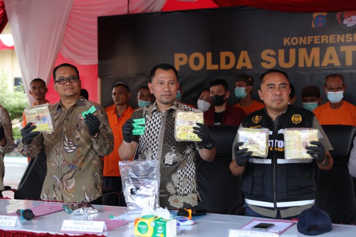 FOTO: Direktur Reserse Narkoba Polda Sumut Kombes Pol Dr. Jean Calvijn Simanjuntak, Kabid Penindakan dan Penyidikan Kanwil Bea Cukai Sumut, Kabid Brantas BNNP Sumut, Wakil Walikota Tanjungbalai Muhammad Fadly Abdina, Asisten Pemerintahan Asahan, Sekretaris Pol PP Pemkab Batubara, Kapolres Tanjungbalai, Kapolres Asahan, Kapolres Batubara, serta stakeholder terkait.