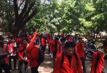 Ratusan Mahasiswa Kampus Merah Unhas Siap Gelar Aksi Unjuk Rasa FOTO: Ratusan mahasiswa Tamalanrea dari berbagai fakultas sementara berkumpul di depan Rektorat Unhas. Sabtu (30/8)