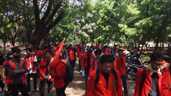 FOTO: Ratusan mahasiswa Tamalanrea dari berbagai fakultas sementara berkumpul di depan Rektorat Unhas. Sabtu (30/8)