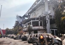 Gedung DPRD Dibakar 4 Nyawa Melayang Karang Taruna Makassar Sarankan Pemkot Tetapkan 29 Agustus Hari Berkabung FOTO: Ratusan mobil hangus terbakar oleh aksi anarkis massa di Makassar berujung rusaknya Kantor Dewan Perwakilan Rakyat Daerah (DPRD) Sulawesi Selatan, Jumat (30/8/2025).