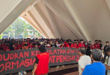 Dua Hal yang Berbeda, Maklumat Rektor Unhas dan Tuntutan Mahasiswa Saat Unjuk Rasa FOTO: Prof. Muh. Ruslin Wakil Rektor Bidang Akademik dan Kemahasiswaan serta para Dekan saat menemui mahasiswa sebelum menggelar aksi unjuk rasa. Sabtu (30/8/2025)