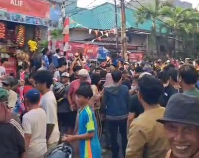 IMG-20250830-WA0631 FOTO: Hasil tangkapan layar dari video viral saat warga datangi kediaman anggota Komisi III DPR RI Ahmad Sahroni Tanjung Priok, Jakarta Utara.