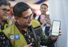 Wali Kota Lakukan Uji Coba Digitalisasi Parkir di Makassar FOTO: Wali Kota Makassar saat melakukan uji coba digitalisasi parkir di Makassar. (Properti Pemkot Makassar)
