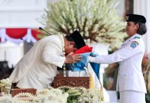 Presiden: Demi Allah, Saya Tidak akan Mundur Setapapun Hadapi Mafia dan Koruptor Pembuat Rusuh FOTO: Presiden Prabowo Subianto saat mencium sangsaka merah putih di HUT RI Ke 80 di Istana Negara Jakarta, 17 Agustus 2025. (Properti Setkab)