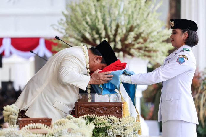FOTO: Presiden Prabowo Subianto saat mencium sangsaka merah putih di HUT RI Ke 80 di Istana Negara Jakarta, 17 Agustus 2025. (Properti Setkab)