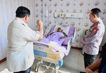 Presiden Perintahkan Kapolri Naikkan Pangkat Anggota Polri Korban Kerusuhan Unras di Jakarta FOTO: Presiden Prabowo dan Kapolri Jenderal Listyo Sigit Prabowo saat menjenguk sejumlah polisi yang terluka saat menangani kericuhan di Jakarta. (Property Setkab)