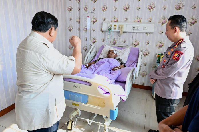 FB_IMG_1756799314445 FOTO: Presiden Prabowo dan Kapolri Jenderal Listyo Sigit Prabowo saat menjenguk sejumlah polisi yang terluka saat menangani kericuhan di Jakarta. (Property Setkab)