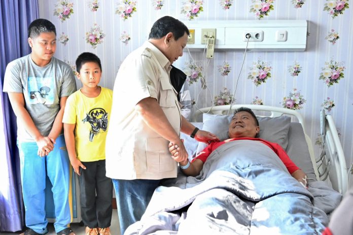 FB_IMG_1756810157990 FOTO: Presiden Prabowo saat menjenguk korban kerusuhan aksi unjuk rasa di RS Polri Kramat Jati, Jakarta, Senin (1/9/2025). (Properti Setkab)
