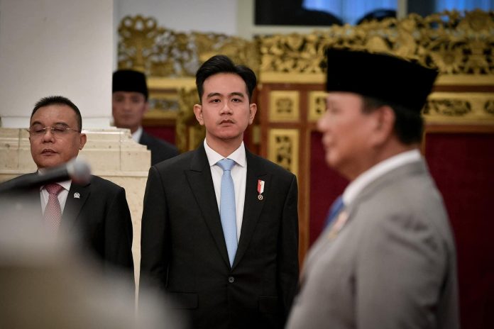 FOTO: Wakil Presiden Gibran Rakabuming Raka saat mendampingi Presiden Pabowo Subianto menyaksikan pengucapan sumpah/ janji Pimpinan dan Dewan Pengawas Komisi Pemberantasan Korupsi (KPK) terpilih untuk masa jabatan 2024-2029 di Istana Negara. (Properti Seskab) 