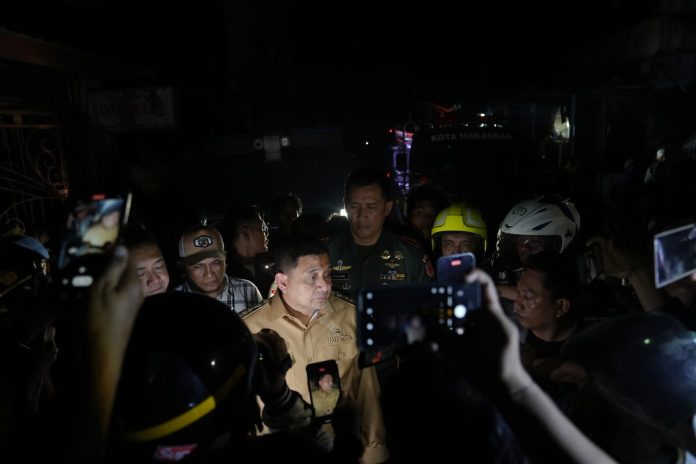 FB_IMG_1758643104170 FOTO: Wali Kota Makassar saat mengunjungi lokasi tawuran antara warga di Kelurahan Bunga Eja Beru, Kecamatan Tallo, Selasa malam (23/9). (Properti via akun Facebook Munafri Arifuddin)
