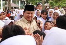Waspadai Ada Tangan Jahil yang Rusak Misi Suci Prabowo dalam Program MBG FOTO: Presiden RI, Prabowo Subianto saat menyapa pelajar sekolah dasar. (Properti Seskab)