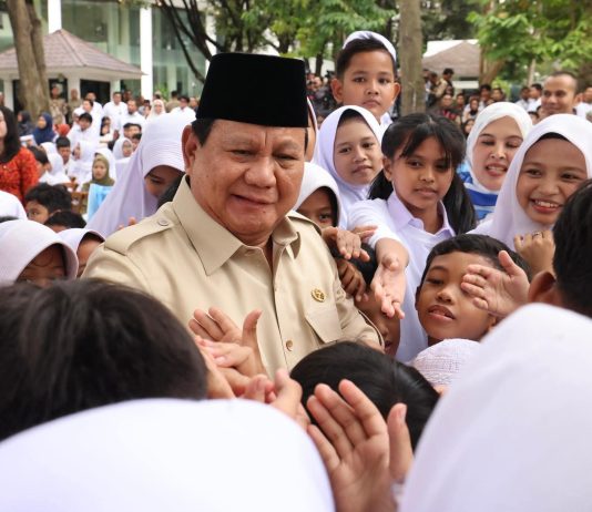 Waspadai Ada Tangan Jahil yang Rusak Misi Suci Prabowo dalam Program MBG FOTO: Presiden RI, Prabowo Subianto saat menyapa pelajar sekolah dasar. (Properti Seskab)