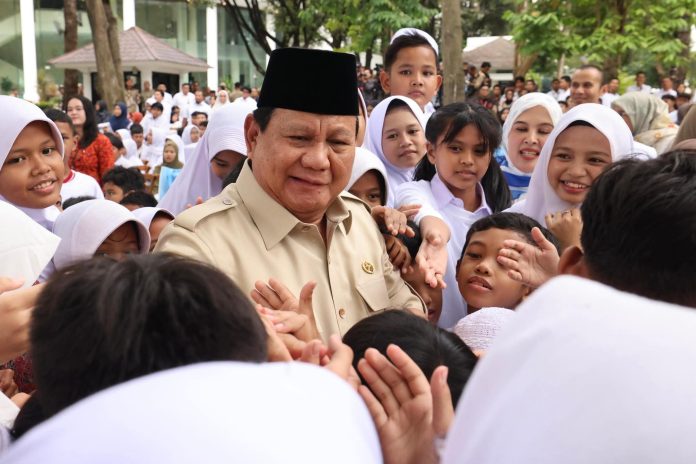 FOTO: Presiden RI, Prabowo Subianto saat menyapa pelajar sekolah dasar. (Properti Seskab)