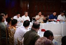 Minggu Petang Presiden Panggil Menterinya ke Hambalang, 3 Jam Pertemuan FOTO: Suasana rapat di kediaman Presiden RI Prabowo Subianto bersama para menteri kabinet Merah Putih di Hambalang, Bogor, Jawa Barat, Minggu (28/9/2025). (Properti Setkab RI)