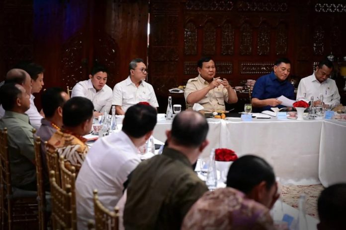 FOTO: Suasana rapat di kediaman Presiden RI Prabowo Subianto bersama para menteri kabinet Merah Putih di Hambalang, Bogor, Jawa Barat, Minggu (28/9/2025). (Properti Setkab RI)