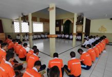Rutan Kelas IIB Barru Gelar Doa Bersama untuk Keselamatan dan Kebaikan Negeri FOTO: Ka Rutan Kelas IIB Barru melaksanakan kegiatan Doa Bersama yang berlangsung di Masjid At-Taubah Rutan Barru, Senin (1/9). Kegiatan ini diikuti oleh seluruh jajaran pegawai bersama warga binaan pemasyarakatan dengan penuh khidmat.