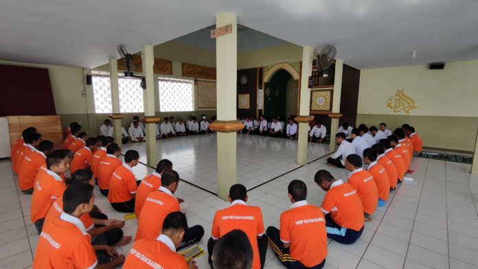 FOTO: Ka Rutan Kelas IIB Barru melaksanakan kegiatan Doa Bersama yang berlangsung di Masjid At-Taubah Rutan Barru, Senin (1/9). Kegiatan ini diikuti oleh seluruh jajaran pegawai bersama warga binaan pemasyarakatan dengan penuh khidmat.