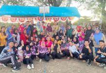 WALHI Gelar Nobar Film Dokumenter Bareng Warga Bira Dekat Lokasi Rencana Pembangunan PSEL FOTO: Usai gelar kerja bakti bersihkan lingkungan warga Kelurahan Bira laksanakan olahraga di dekat kawasan rencana pembangunan PSEL di Kecamatan Tamalanrea, Kota Makassar, Ahad (31/8)