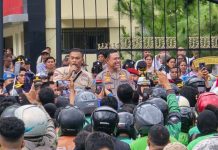 Godams Gelar Aksi Solidaritas, Kapoldasu Temui Massa FOTO: Irjen Pol Whisnu Hermawan Februanto saat menemui massa Gabungan Ojek Roda Dua Medan Sekitarnya (Godams) menggelar aksi solidaritas di Mapoldasu, Senin (1/9).
