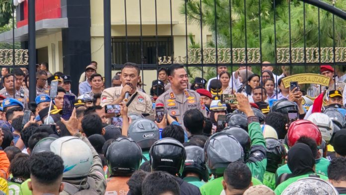 FOTO: Irjen Pol Whisnu Hermawan Februanto saat menemui massa Gabungan Ojek Roda Dua Medan Sekitarnya (Godams) menggelar aksi solidaritas di Mapoldasu, Senin (1/9).