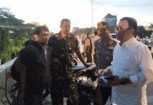 Tepati Janji Ikut Partisipasi Jaga Makassar, Karang Taruna Juga Gelar Bersihkan Sampah di Lokasi Demo FOTO: Kiri Muhammad Zulkifli, Dandim 1408, Kapolrestabes Kota Makassar dan Direktur Intelkam Polda Sulsel. Senin (1/9)