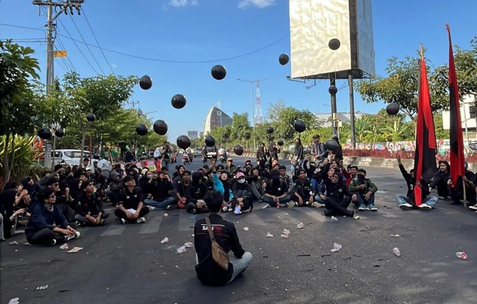 Gambar : ALMASI melakukan pelepasan balon hitam sebagai simbol berduka atas timbulnya korban pada aksi beberapa hari ini yang terjadi di Indonesia, Jln. Sultan Alauddin (02/09/2025)