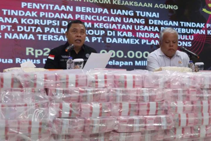 FOTO: Direktur Penyidikan (Dirdik) Jaksa Agung Muda Tindak Pidana Khusus (Jampidsus) Abdul Qohar memberikan keterangan kepada wartawan terkait kasus pencucian uang dengan tindak pidana asal korupsi korporasi Duta Palma Group di Kejagung, Jakarta, Selasa (3/12/2024). (Fedrik Tarigan/ Jawa Pos)