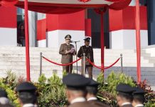 Peringati Harlah ke 80, Kajati Sulsel Sampaikan Perintah Harian Jaksa Agung FOTO: Kepala Kejaksaan Tinggi (Kajati) Sulsel, Agus Salim, sebagai inspektur upacara peringatan Harlah ke 80 Kejaksaan di lapangan upacara kantor Kejaksaan Tinggi Sulawesi Selatan. Selasa (2/9/2025)