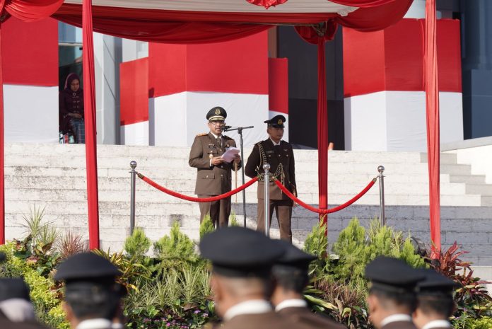 IMG-20250902-WA0241 FOTO: Kepala Kejaksaan Tinggi (Kajati) Sulsel, Agus Salim, sebagai inspektur upacara peringatan Harlah ke 80 Kejaksaan di lapangan upacara kantor Kejaksaan Tinggi Sulawesi Selatan. Selasa (2/9/2025)